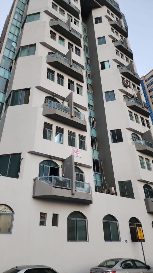 Gulf Building In Front Of Al Noor Mosque Apartment Sharjah Bagian luar foto